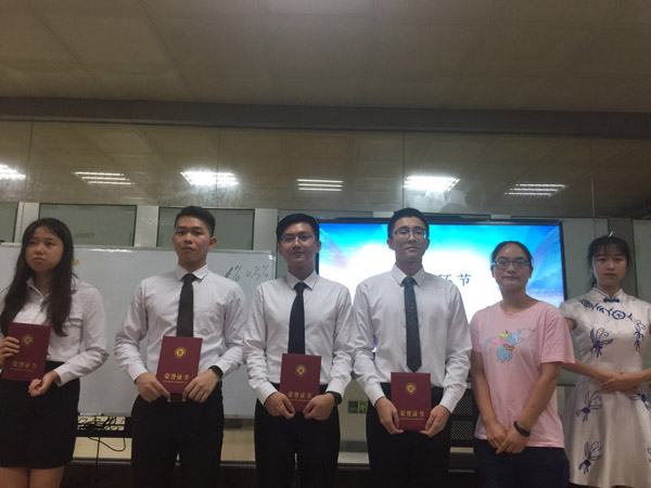 赵盼盼老师为优秀实习生颁发证书.jpg 赵盼盼老师为优秀实习生颁发证书.jpg