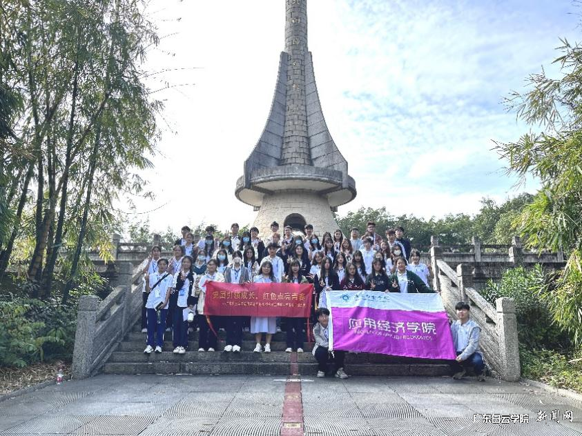 应用经济学院开展“党团引领成长,红色点亮青春”青马工程课外实践活动-北回归线塔前合影.png