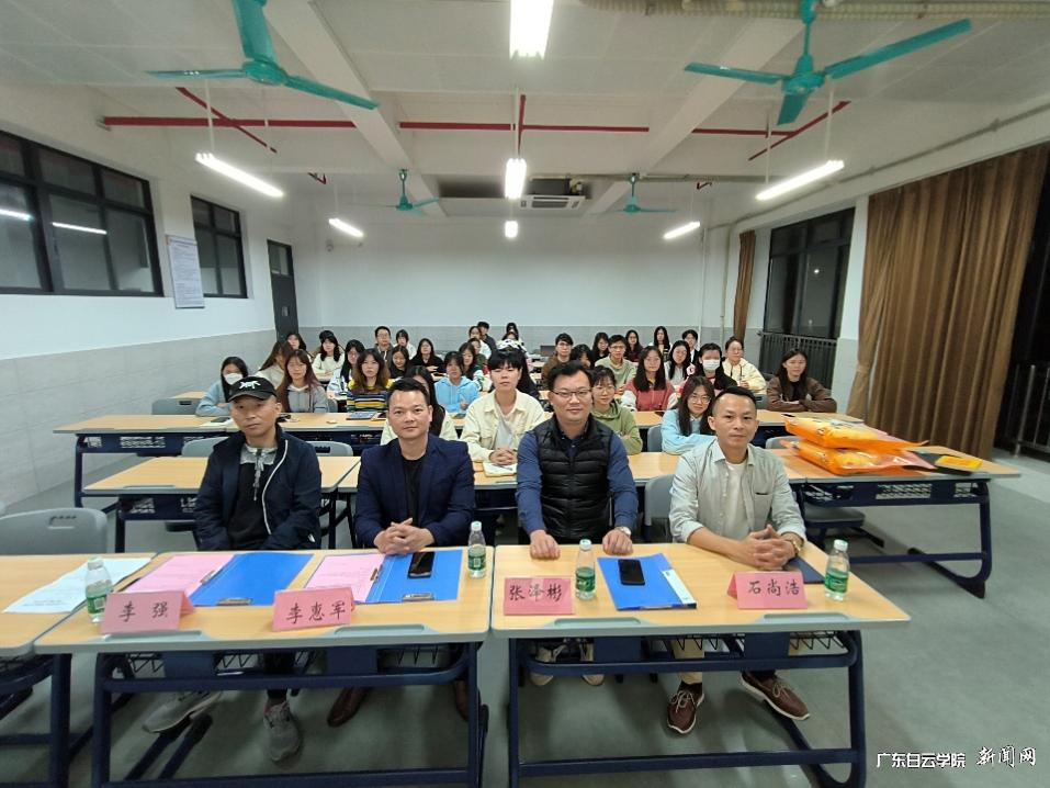 应用经济学院开展“就业传帮带 •师兄面对面”主题团日活动暨大学生成长沙龙活动-合影留念.png