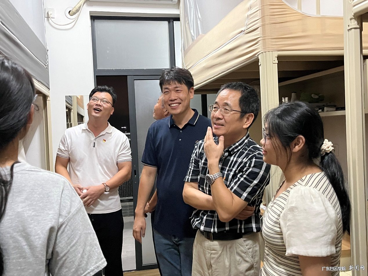校长助理段立与应用经济学院领导班子走访新生宿舍2.png