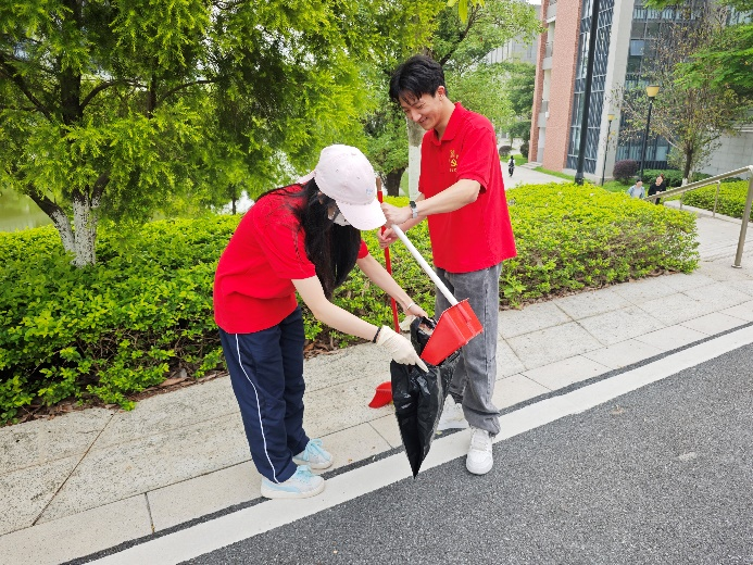 应用经济学院学生党员清理校道.png