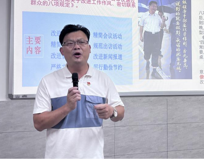 张泽彬书记为党员们做案例警示教育.png