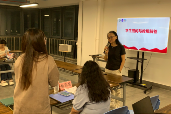 学生提问与教授解答.png
