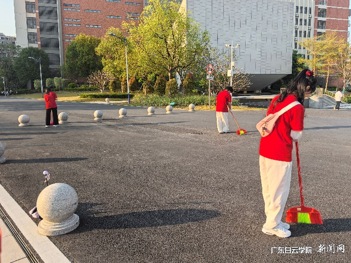 学生党员清扫地面垃圾.png