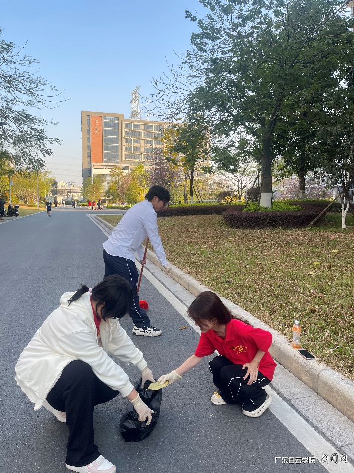 学生党员清理地面垃圾1.png