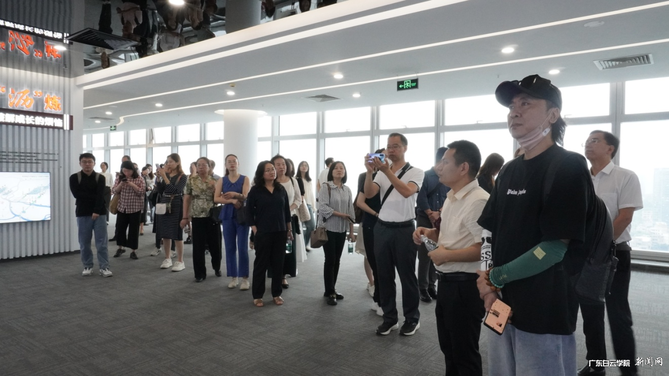 科教、产教、创教三融合:白云师生共同走进广佛智城-参观大沥城市展厅.png