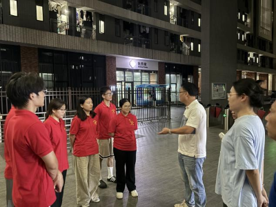学生党员在学院老师带领下夜巡中1.png
