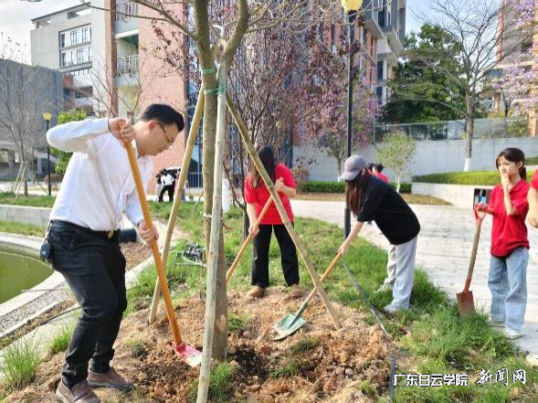 应用经济学院学生党员开展植树活动1.png