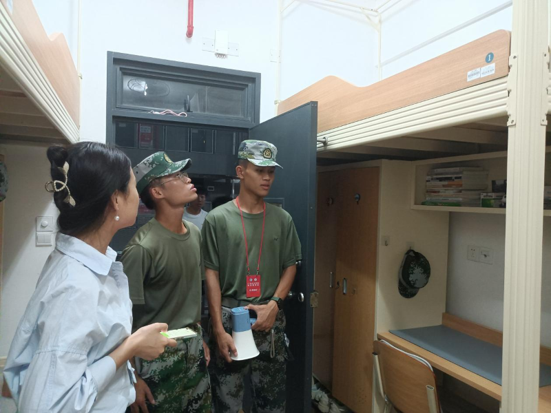 九营教官指导新生内务整理1.png