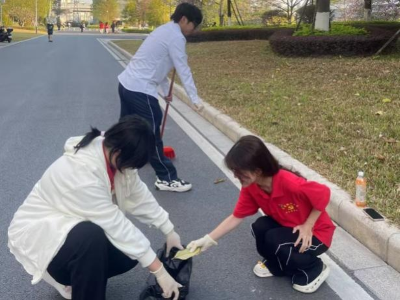 学生党员进行校园卫生清洁1.png