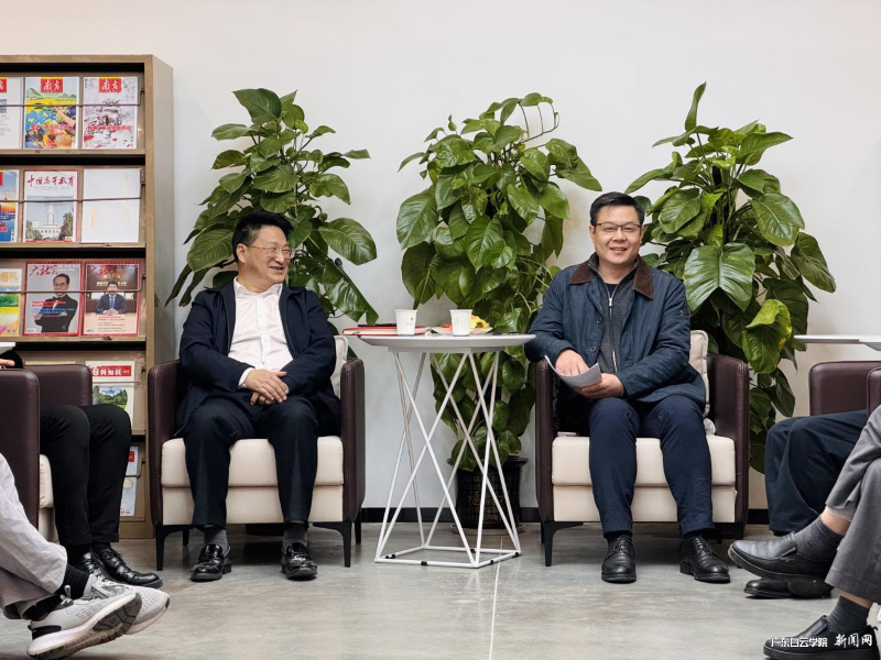 王先庆院长、何华兵处长与大家一起讨论交流.png