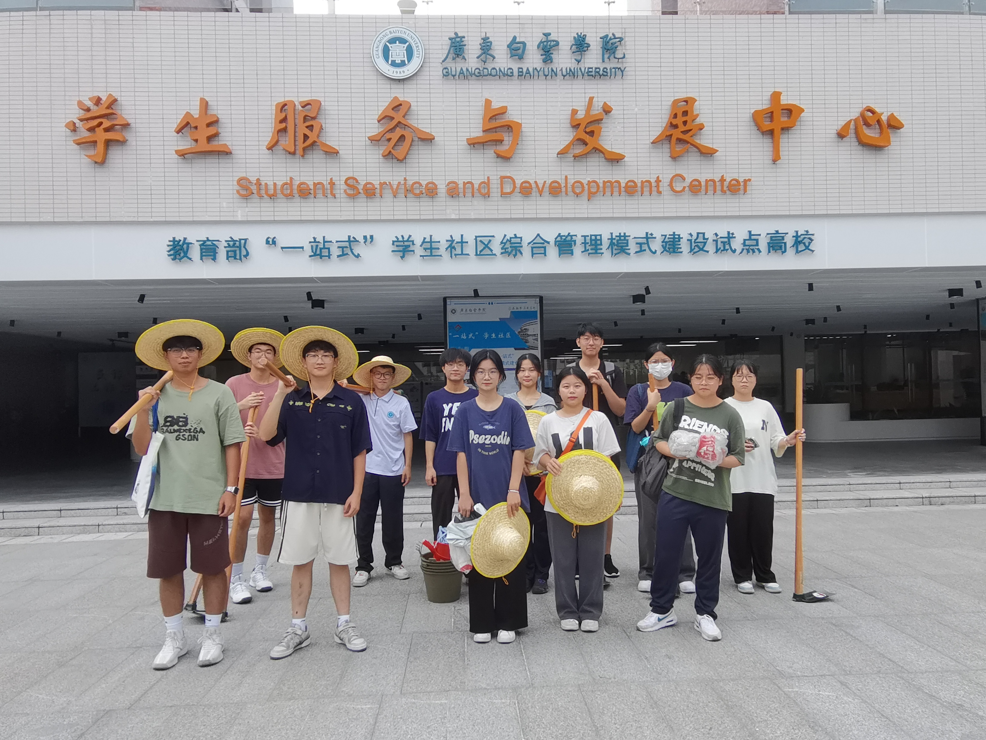 【劳动教育】应用经济学院顺利开启23级“彩虹谷”劳动实践教育-学生领取劳动工具.png